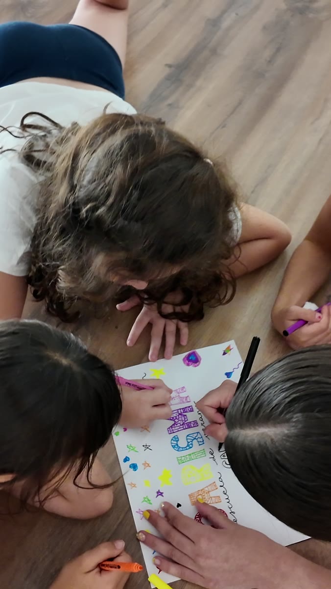 Peques coloreando sus diseños de la Street Week