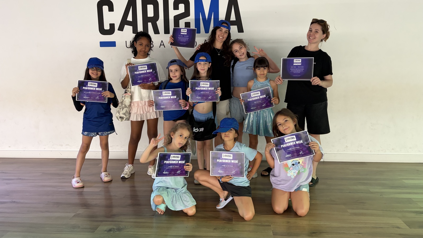 El grupo de la Performer Week con sus diplomas junto a Nous y Rosa