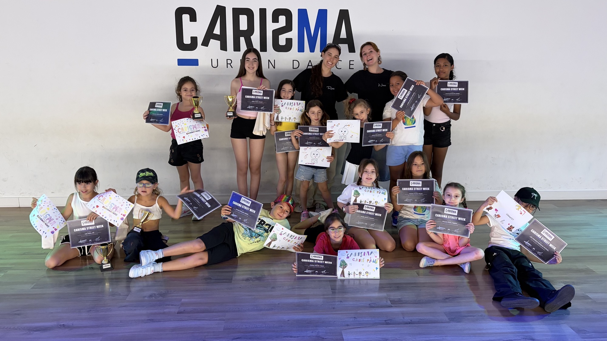 Todo el grupo de la Carisma Street Week con sus profesoras, diplomas y trofeos